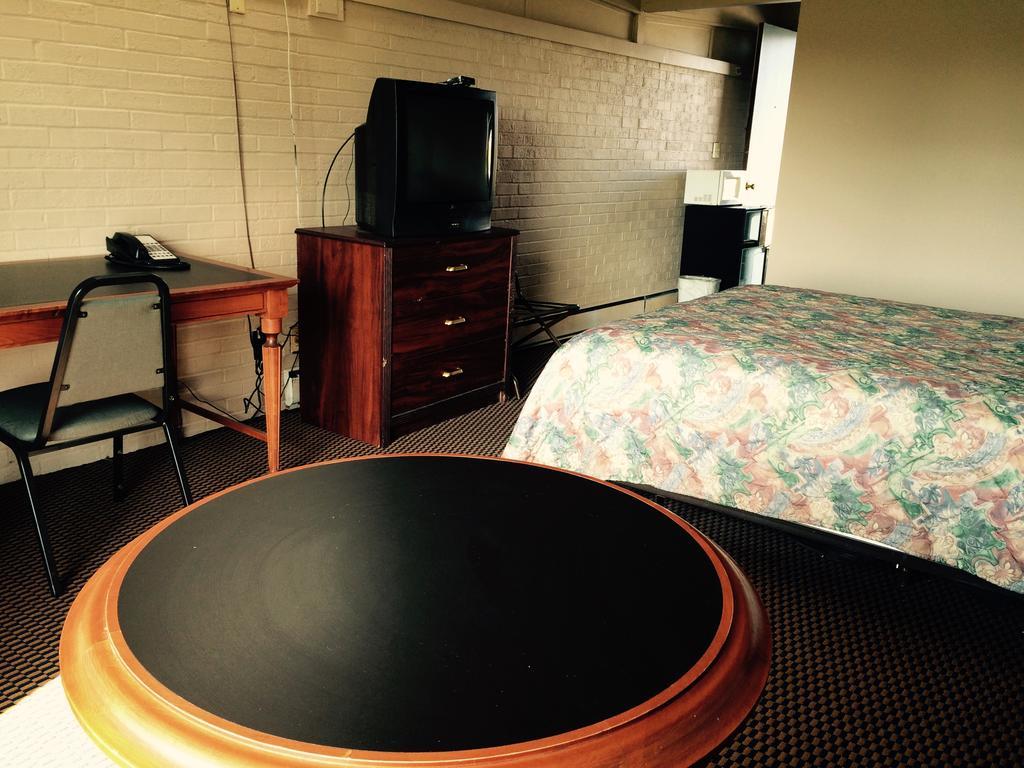 Lewis & Clark Motor Lodge East Alton Room photo